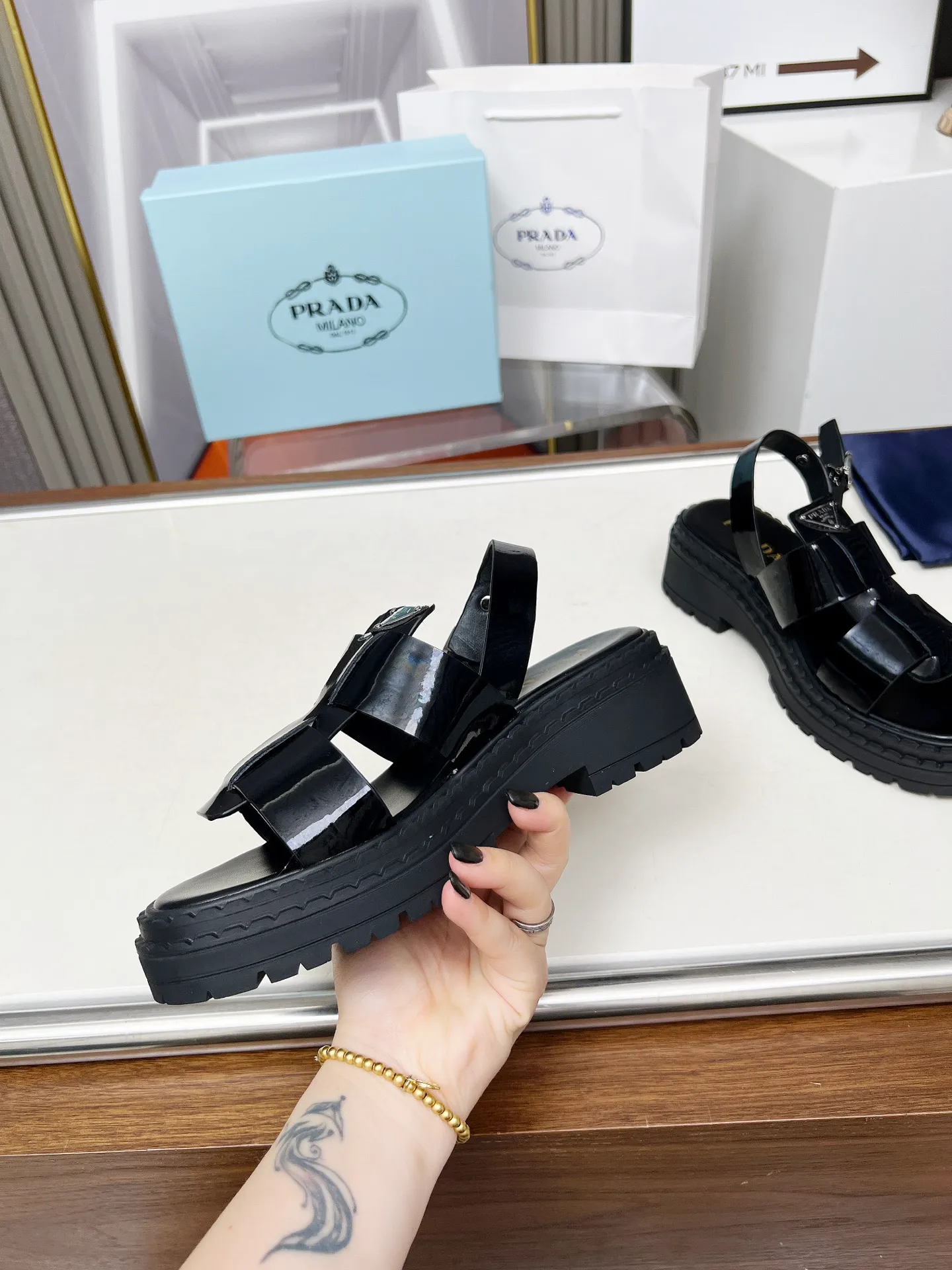 👟👟Ex-factory price 420👟👟 PRADA/Prada 25ss new spring and summer sandals. The simple design is probably the most popular thing about it. It is not the kind that is found on the street. It has its own brand personality. The fabric is made of calfskin and the lining is mixed sheepskin. Heel height: 4.5cm Size: #35-41 (35 41 custom-made is not returnable)